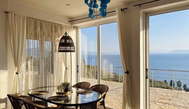 Seabreeze Studio, Stunning Sea and Mountain View