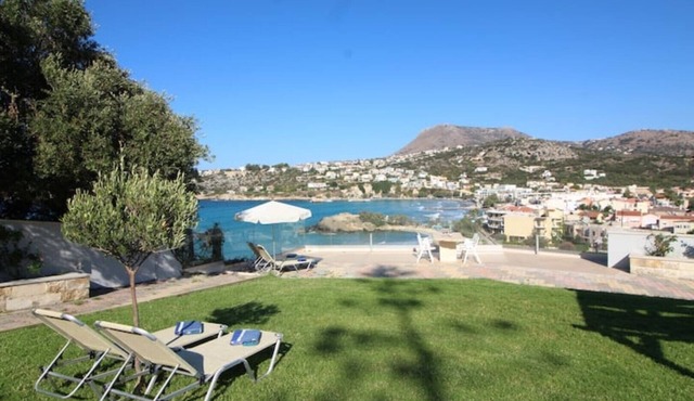 SeaDream Beachfront Villa with sea view and jacuzzi