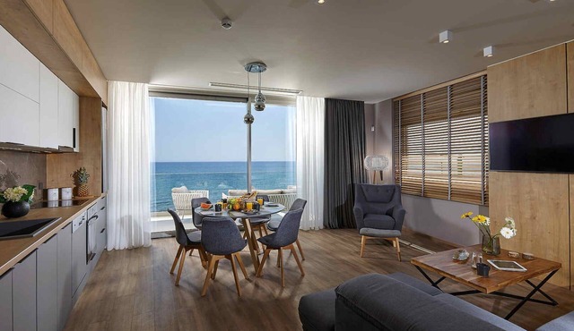 Seafront Apt, beachfront, quiet & central with infinity pool