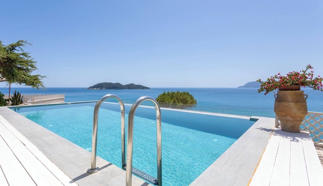 SeaFront Villa With Private Beach & Swimming Pool