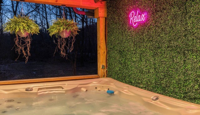 Secluded Getaway/Creek View/Hot Tub/Fire pit/Pet Friendly!/Heart of HK