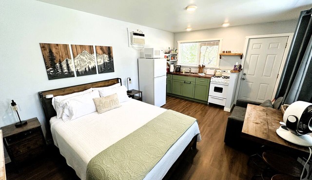 Sequoia Studio Retreat! Cozy Hut for up to 3 Guests - Close to Park - WiFi & AC
