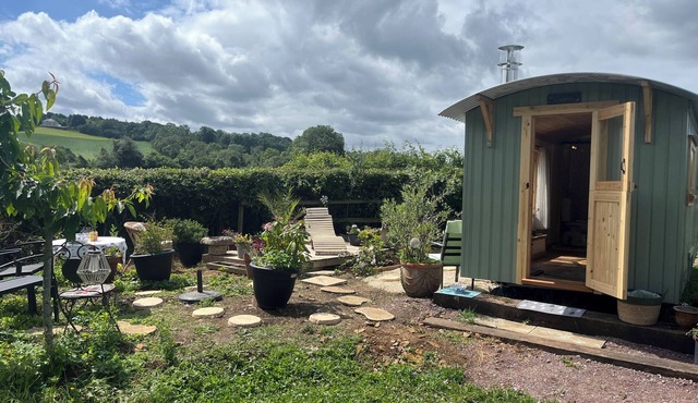 SHEPHERD HUT, pet friendly, with a garden in Painswick