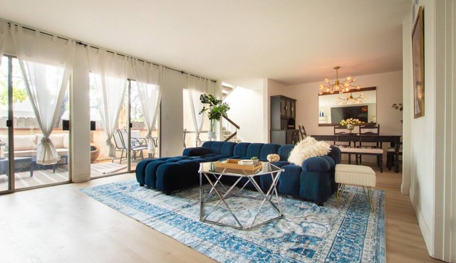 Sherman Oaks Townhome Private Patio + Pool Access