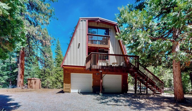 Sierra Nevada Hideaway: Cabin w/Deck, Mtn Views