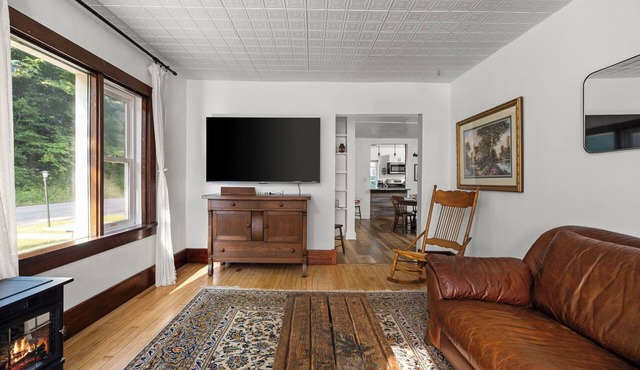 Slabtown Farmhouse, walk to the beach, Hickory Hills, the Commons, Downtown