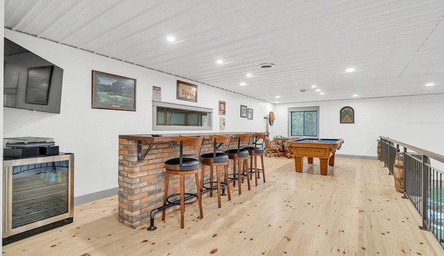Sleeps 14, Hot Tub, Garage Event Room, Game Room Lake + River + Trails + Golf