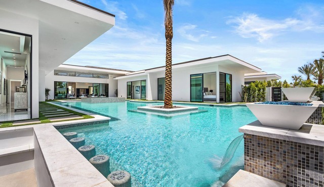 Sleeps 20 Pool + Hot Tub + Pickleball Court Near La Quinta | Bravo