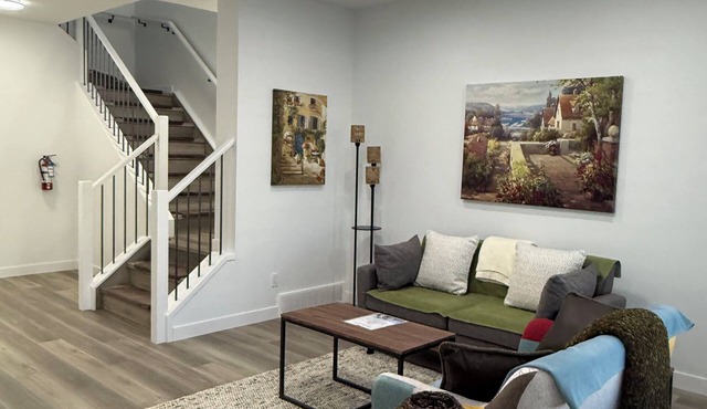 Slice of Heaven - Stampede Stay ! 1 Train Ride to Stampede Grounds, Sleeps 8!