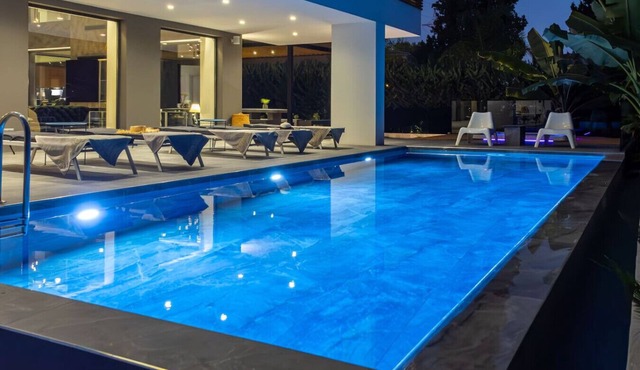 Smart, Luxury Villa with Jacuzzi, private pool, garden for relaxing getaway close to Corfu Town