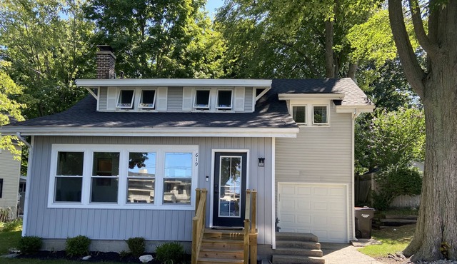 South Shore Cottage across from Lake Mac- around corner from public boat launch
