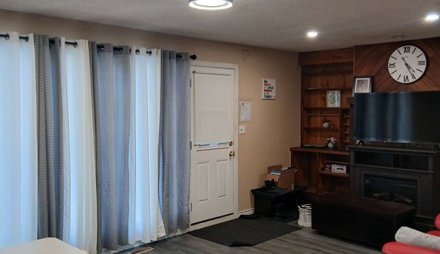 SPACIOUS 3 BEDROOM MAINFLOOR HOUSE IN CALGARY, 15 MINS TO DOWNTOWN OR AIRPORT.