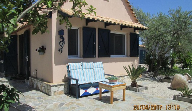 Spacious chalet on a plot of 4000m2 with fruit trees near the beach in Messinia