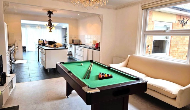 Spacious Cheltenham Home for 8, Pool Table, Garden, Parking