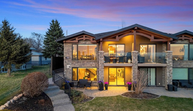 Spacious family house-8pax, Stunning Down Town views, Sauna room, Stampede, zoo