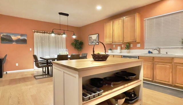 Spacious Modern 8BR 4BA, Garage, Laundry, Sleep 16