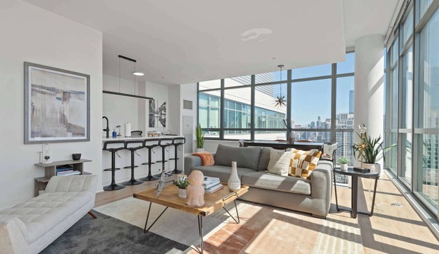 Spacious Penthouse Trio + Skyline Views for Groups