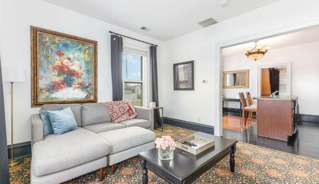 Spacious upstairs 1bed- Walking distance to Beach outlet mall