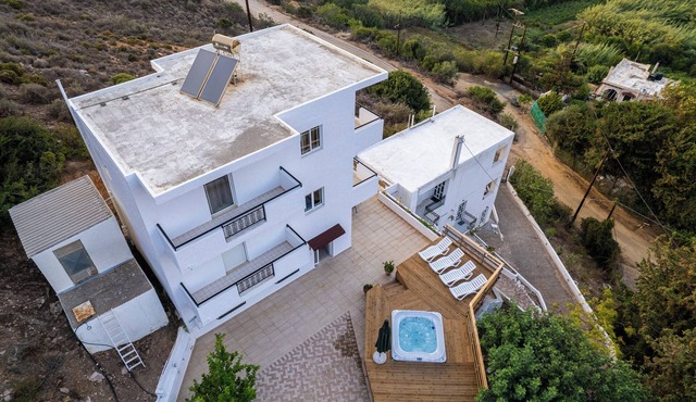 Spacious villa with hot tub in Fodele Beach with beautiful sea and mountain view