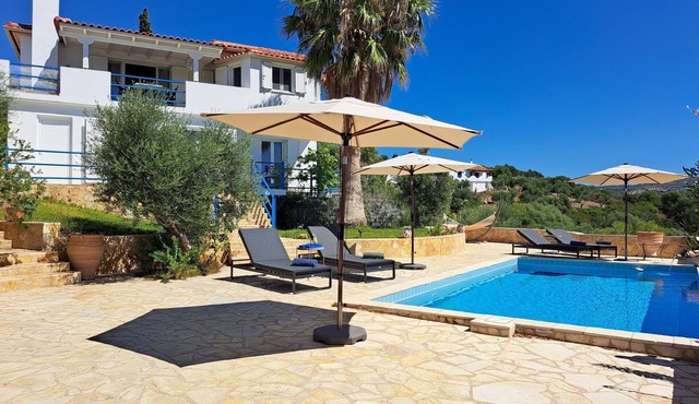 Spacious villa with pool in Lachanada above the picturesque Finikounda Bay, Pelo