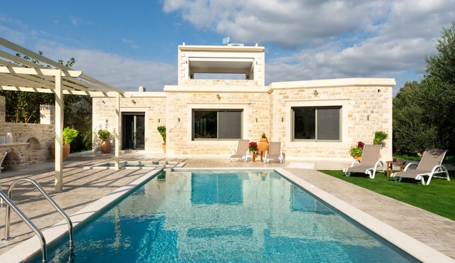 Stonebuilt villa in the middle of an enclosed area of 5500 m2.