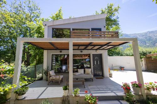 Stream House - Luxury living next to the river