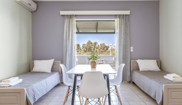Studio Apartment '2' with Private Terrace, Wi-Fi and Air Conditioning