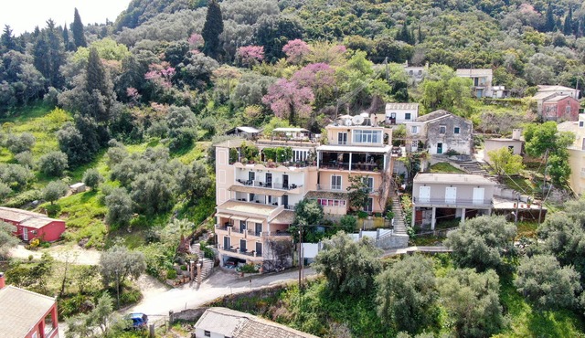 Studio Apartment "75 steps taverna three-bedroom" with Sea View, Balcony & Wi-Fi