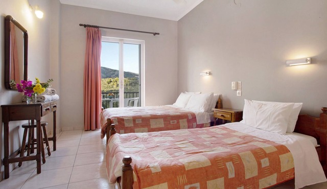 Studio "Dolphin Studio 2" with Private Balcony, Shared Garden & Wi-Fi