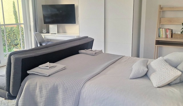 Studio Elster - Ground Floor Self contained studio, walk to beach, train, shops