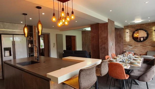 Stunning Luxury Park Escape W 7 seater Hot TUB- 5 Double Bedrooms LWB Van X2 Parking 2 Living Rooms NR JLR NEC BHX HS2 Mell Square - By Samina Arz Stays - Hot TUB Due week 1-2 of August