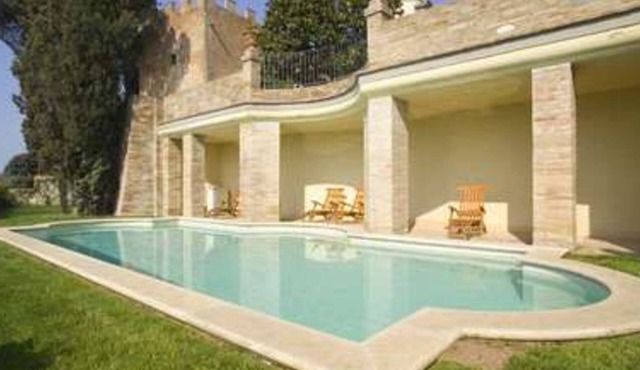 Stunning private villa with hot tub, private pool, A/C, WIFI, TV, terrace, close to San Gimignano