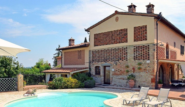Stunning private villa with WIFI, pool, TV, terrace, panoramic view, parking, close to San Gimignano