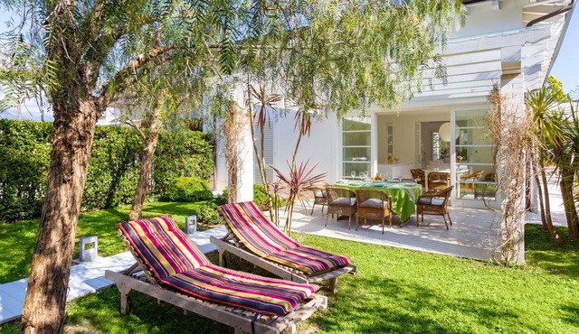 Stunning private villa for 8 guests with WIFI, A/C, TV, patio and parking