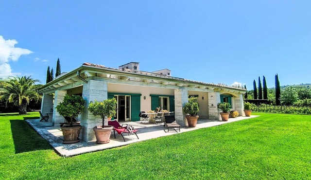 Stunning private villa for 5 people with WIFI, hot tub, A/C, TV, patio and pets allowed