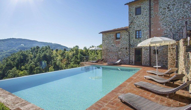 Stunning private villa for 10 people with hot tub, private pool, WIFI, TV, patio and pets allowed