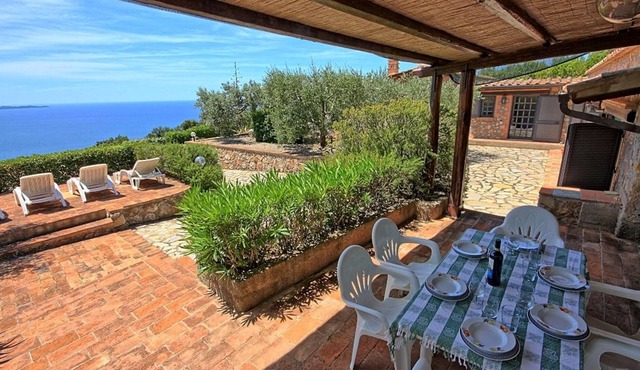Stunning villa for 5 people with WIFI, TV, patio, pets allowed, panoramic view and parking