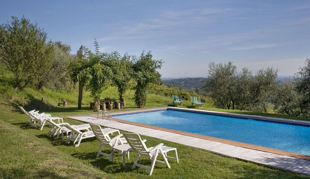 Stunning villa with A/C, WIFI, hot tub, private pool, TV, patio and panoramic view, close to Lu.