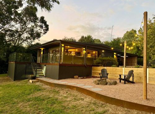 Stylish 2-Bed Home, Stunning View, Fire Pit, Festoon Lights, BBQ and walk to Pub