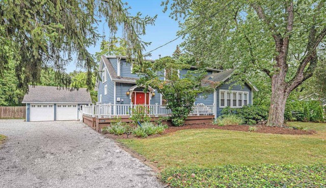 Stylish & Well-Equipped Home with Private Outdoor Pool, WiFi, Deck, Gas Grill