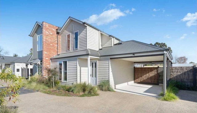 Sunny 2BR Townhouse, Mansfield High Street