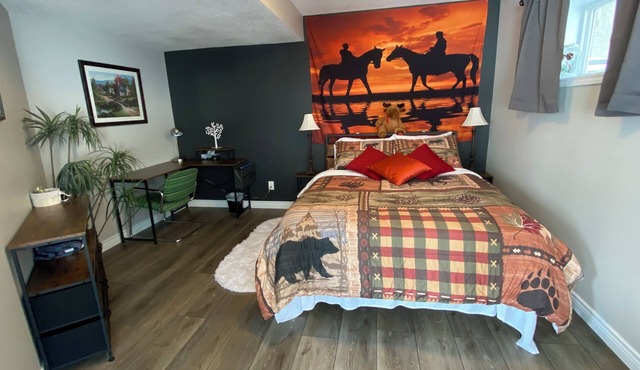 Sunset Suite - private walkout, free breakfast, luxury airjet tub, dog friendly!