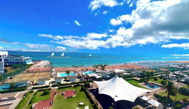 Super Beachfront Penthouse for Families with Breakfast, 2 Parking Spaces, Private Beach