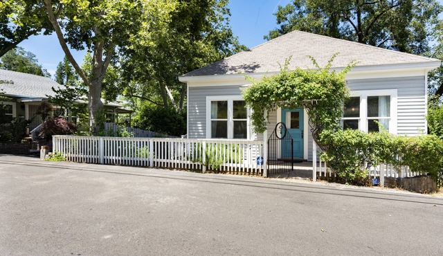 SUPER POSH UPSCALE COTTAGE - 1 BLOCK TO DWNTWN PLACERVILLE - SHORT TERM RENTAL