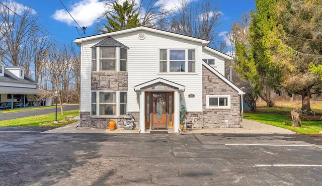 Superior House w/river views & fishing pier- large groups.