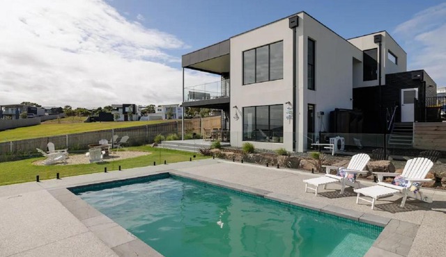 The Bay View San Remo by Ready Set Stay- BYO LINEN & TOWELS