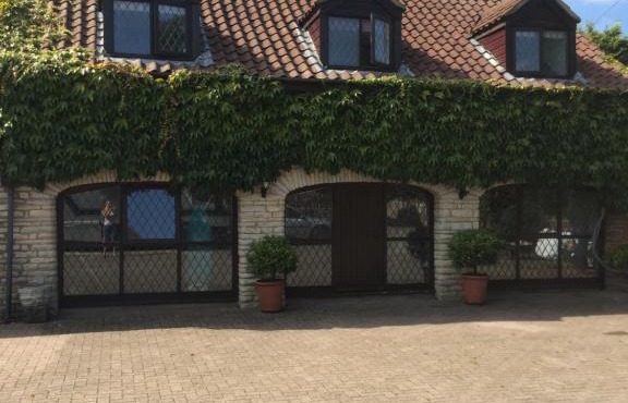 The Coach House Stylish spacious retreat with secure parking