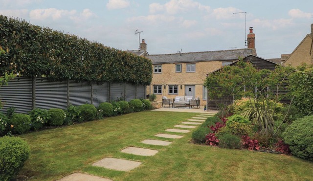 THE COTTAGE, family friendly, with open fire in Ashton Keynes