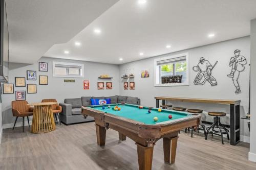 The Experience - Pool Hot Tub Theater Games Rm Pub
