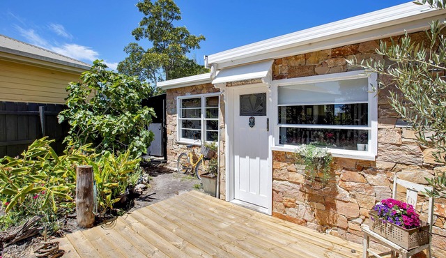 The Fishermans Cottage:Delightful Stone cottage situated on McMillan Straight